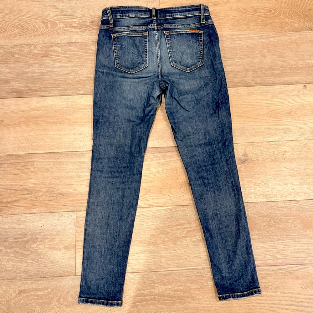 Joe’s jeans with pockets with two pockets front and back. Casual denim style
